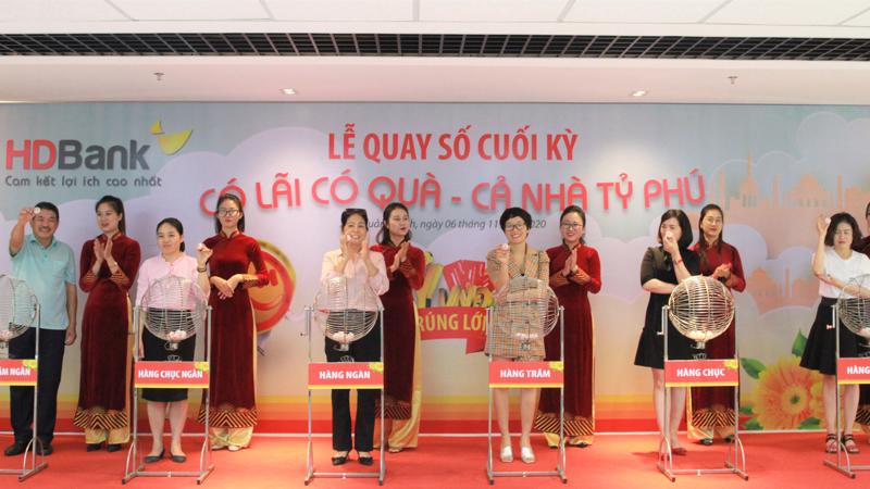 Buổi lễ quay số được HDBank tổ chức tại Quảng Ninh với sự tham gia của đại diện Ngân hàng Nhà nước, cùng lãnh đạo HDBank và đông đảo khách hàng. 