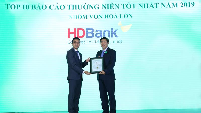 Ông Lê Thành Trung - Phó Tổng Giám đốc HDBank nhận giải từ ông Lê Hải Trà - thành viên phụ trách Hội đồng Quản trị HOSE, Trưởng Ban tổ chức.
