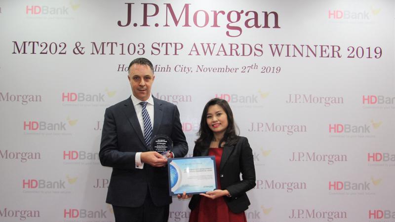 Bà Trần Thu Hương - Phụ trách Khối Vận hành đại diện HDBank nhận giải từ Ông Jason Clinton - Giám đốc Vùng Đông Nam Á và Australia đại diện Ngân hàng J.P Morgan trao tặng.