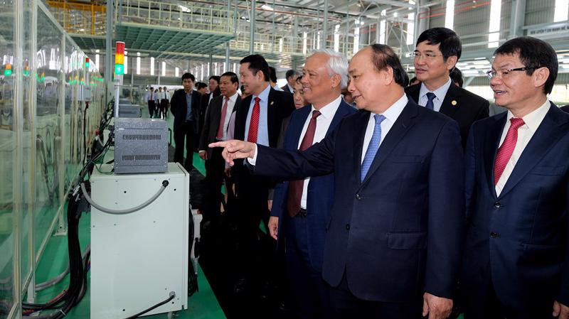Thủ tướng Nguyễn Xuân Phúc thăm nhà máy sản xuất ôtô Thaco Mazda vừa được khánh thành.