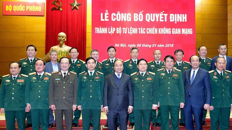 Thủ tướng Nguyễn Xuân Phúc chúc mừng Bộ Quốc phòng có thêm một Bộ tư lệnh mới.