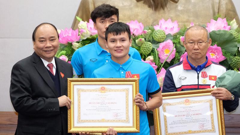 Thủ tướng tặng bằng khen cho ban huấn luyện và đội U23 Việt Nam hôm 27/1.