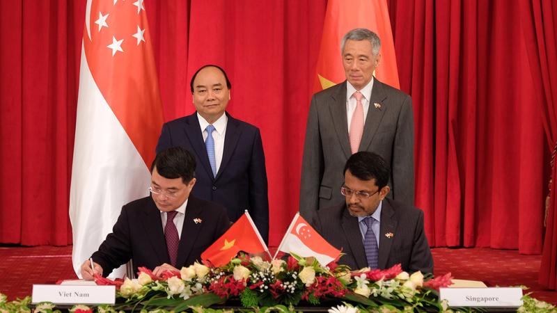 Thủ tướng Việt Nam và Thủ tướng Singapore chứng kiến ký kết hợp tác giữa các cơ quan, bộ ngành hai nước.
