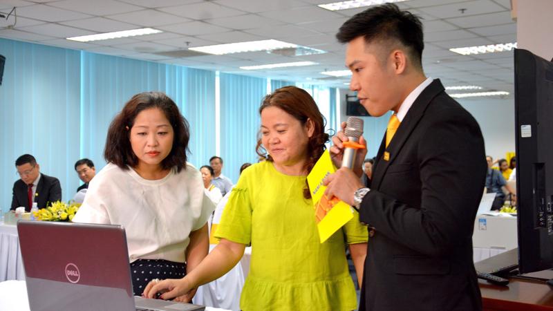 Đại diện Khách hàng trực tiếp kiểm tra chương trình quay số trước sự chứng kiến của Bà Bùi Hoàng Yến - Phó trưởng Đại diện phía Nam Cục Xúc tiến thương mại (Bộ Công thương).