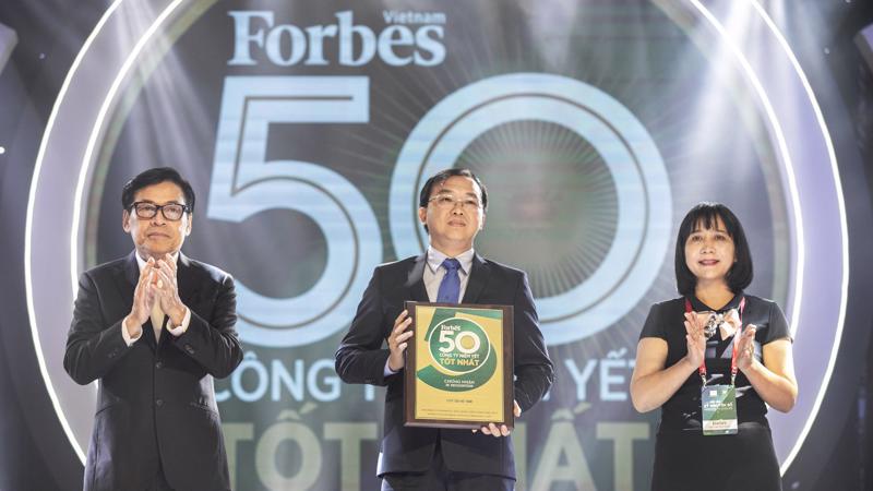 Ông Lê Thành Liêm - Giám đốc Điều hành Tài Chính Vinamilk nhận kỷ niệm chương của Forbes Việt Nam trong Lễ vinh danh “50 công ty niêm yết tốt nhất Việt Nam 2019”.