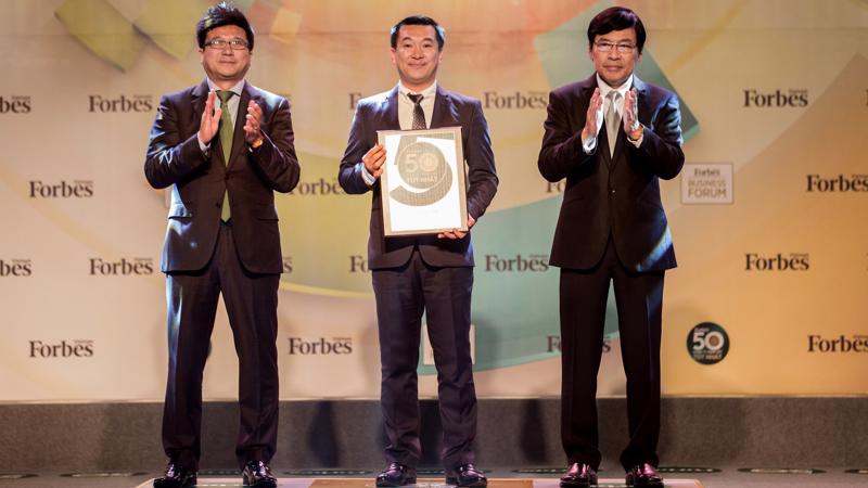 Ông Đỗ Thanh Tuấn - Giám đốc Đối ngoại Vinamilk nhận chứng nhận của Lễ vinh danh Top 50 công ty niêm yết tốt nhất Việt Nam.