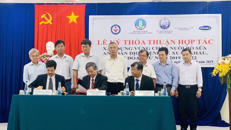 Lãnh đạo Cục Thú y, Sở Nông nghiệp và Phát triển Nông thôn tỉnh Tây Ninh và Công ty Vinamilk ký kết thỏa thuận hợp tác xây dựng vùng chăn nuôi bò sữa an toàn dịch bệnh (giai đoạn 2019 - 2022).
