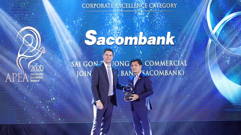 Ông Lê Đức Thịnh - Phó Tổng giám đốc Sacombank (bên phải) nhận giải thưởng Doanh nghiệp xuất sắc Châu Á.