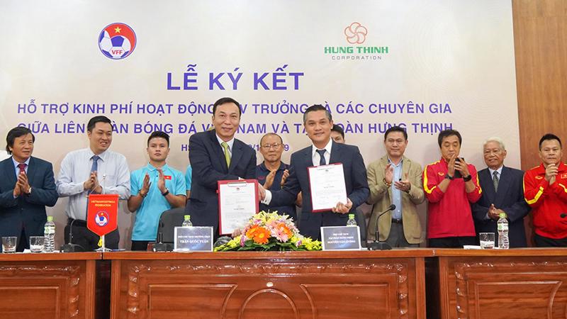 Ông Nguyễn Văn Cường - Phó Chủ tịch Tập đoàn Hưng Thịnh (bên phải) và ông Trần Quốc Tuấn - Phó Chủ tịch thường trực VFF (bên trái) trong lễ ký kết.