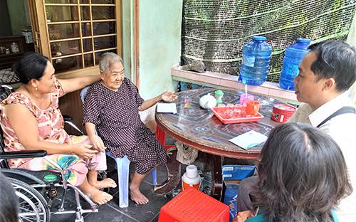 Mẹ Đặng Thị Dương trú tại xã Lương Phú, tỉnh Bến Tre vui mừng tiếp chuyện với đại diện Vinamilk.