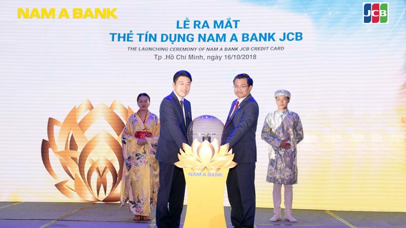 Ông Trần Ngọc Tâm - Tổng giám đốc Nam A Bank và Ông Tomoaki Yamaguchi - Trưởng Đại diện Tổ chức thẻ quốc tế JCB cùng thực hiện nghi thức ra mắt thẻ tín dụng Nam A Bank JCB.
