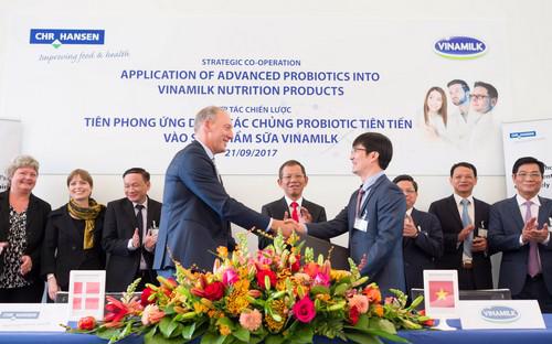 Ông Phan Minh Tiên, giám đốc điều hành marketing Vinamilk và ông Lasse 
Nagell, phó chủ tịch cấp cao Tập đoàn Chr.Hansen trao thỏa thuận hợp tác
 tại lễ ký.