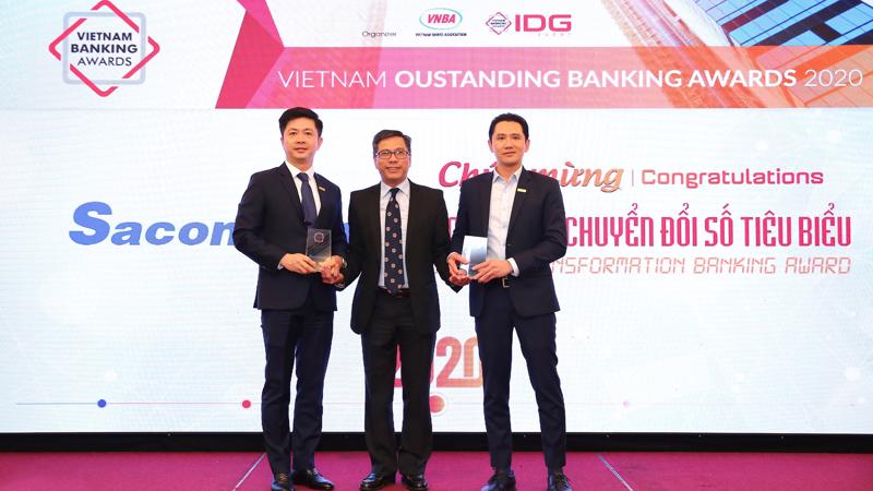 Ông Nguyễn Minh Tâm - Phó Tổng giám đốc Sacombank (bên trái) nhận giải thưởng “Ngân hàng bán lẻ tiêu biểu năm 2020” và ông Trần Thái Bình - Giám đốc Khối Công nghệ Thông tin Sacombank (bên phải) nhận giải thưởng “Ngân hàng chuyển đổi số tiêu biểu năm 2020”.