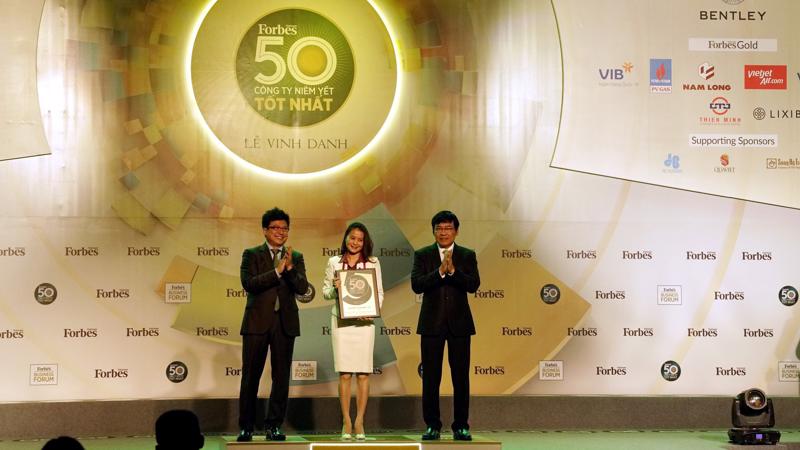 Bà Võ Thị Minh Ngọc, Ủy viên Hội đồng Quản trị PV GAS đã đại diện lên nhận Chứng chỉ của Forbes trong Lễ Vinh danh.
