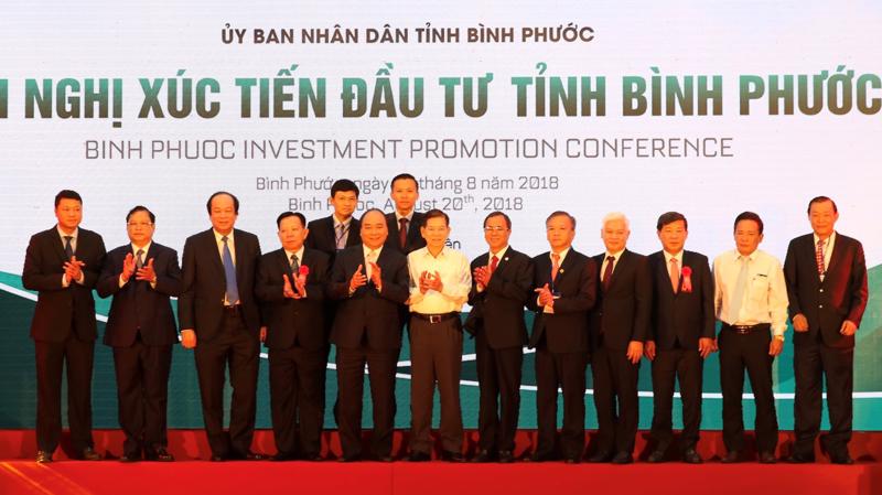 Ông Phan Đình Tuệ - Phó Tổng giám đốc Sacombank (thứ 5 từ phải qua) tại Hội nghị xúc tiến đầu tư tỉnh Bình Phước.