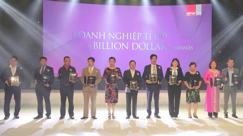 Ông Nguyễn Quốc Khánh - Giám đốc Điều hành Vinamilk cùng các đại diện công ty nhận giải thuộc hạng mục “Doanh nghiệp tỷ đô”.