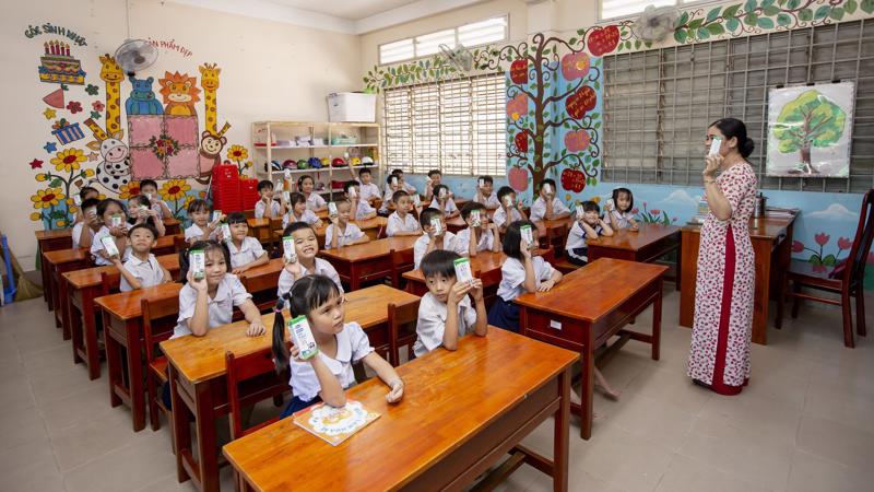 Từ tháng 11/2019, gần 70.000 học sinh mầm non và tiểu học công lập của tỉnh Vĩnh Long sẽ chính thức được thụ hưởng chương trình Sữa học đường.