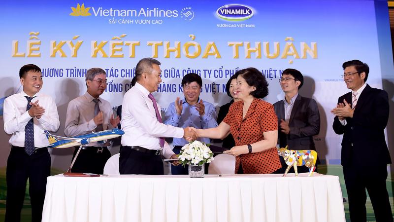 Lãnh đạo hai đơn vị thực hiện nghi thức ký kết thỏa thuận hợp tác chiến lược giữa Tổng công ty Hàng không Việt Nam (Vietnam Airlines) và Công ty Cổ phần Sữa Việt Nam (Vinamilk) - Ảnh: Lý Võ Phú Hưng.