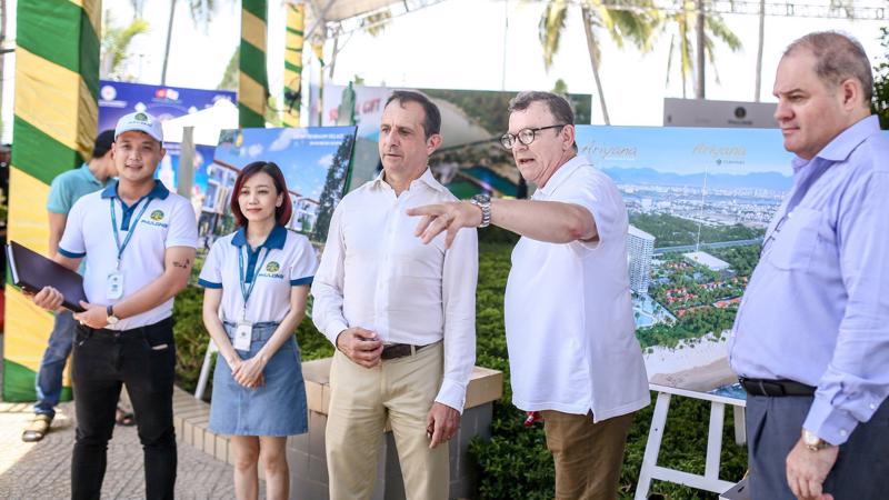 Không chỉ thu hút hàng nghìn khách trong và ngoài nước tham quan trong các ngày diễn ra Festival Biển, gian triển lãm của Phú Long thu hút đông khách hàng tìm hiểu và trải nghiệm.