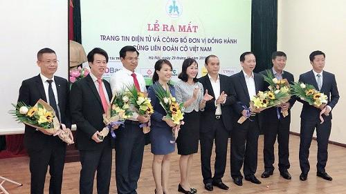 Ông Trần Ngọc Tâm - Tổng giám đốc Nam A Bank (thứ 3 từ trái sang) nhận hoa cảm ơn từ Liên đoàn Cờ Việt Nam.