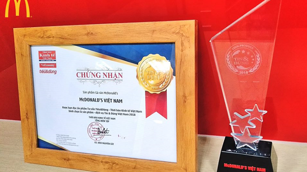 Ngày 29/11/2018, gà rán McDonald's đạt top 10 sản phẩm, dịch vụ được Tin và Dùng năm 2018 do tạp chí Tư vấn Tiêu & Dùng thuộc Thời báo Kinh tế Việt Nam bình chọn.