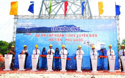 Bộ trưởng Bộ Công Thương Vũ Huy Hoàng cùng lãnh đạo tỉnh Kiên Giang, chủ đầu tư bấm nút khởi công dự án ngày 17/11.<br>