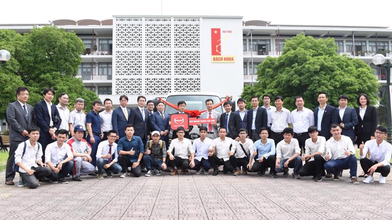 Lễ trao tặng xe diễn ra tại Đại học Bách khoa Hà Nội vào 23/5.