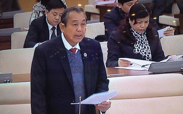 Chánh án Trương Hoà Bình trình bày báo cáo tại phiên họp sáng 25/2 của Uỷ ban Thường vụ Quốc hội.