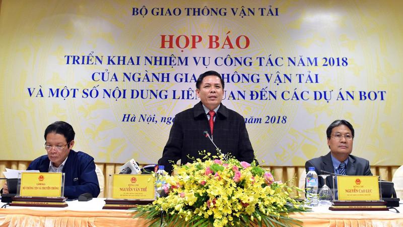 Bộ trưởng Nguyễn Văn Thể (người đứng) chủ trì họp báo Bộ Giao thông Vận tải chiều 18/1 - Ảnh: VGP.