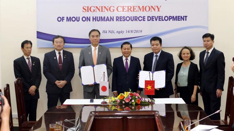 Đại diện Bộ Lao động - Thuong binh và Xã hội Việt Nam và tỉnh Nagano (Nhật Bản) trao bản ghi nhớ hợp tác phát triển nguồn nhân lực giữa hai bên. Ảnh - MOLISA. 