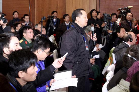 Nhiều câu hỏi về nhân sự đã được giải đáp tại cuộc họp báo về Đại hội XI - Ảnh: LQP.