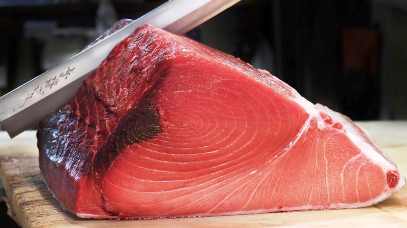 Cá ngừ tươi được cắt tại một chợ cá ở Tokyo - Ảnh: Nikkei.