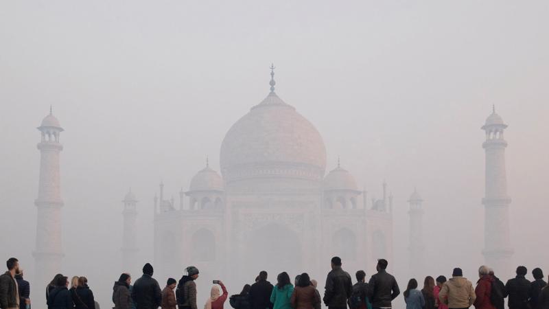 Cung điện Taj Mahal tại Agra, Ấn Độ chìm trong sương bụi vào một buổi sáng tháng 1/2019 - Ảnh: Reuters.