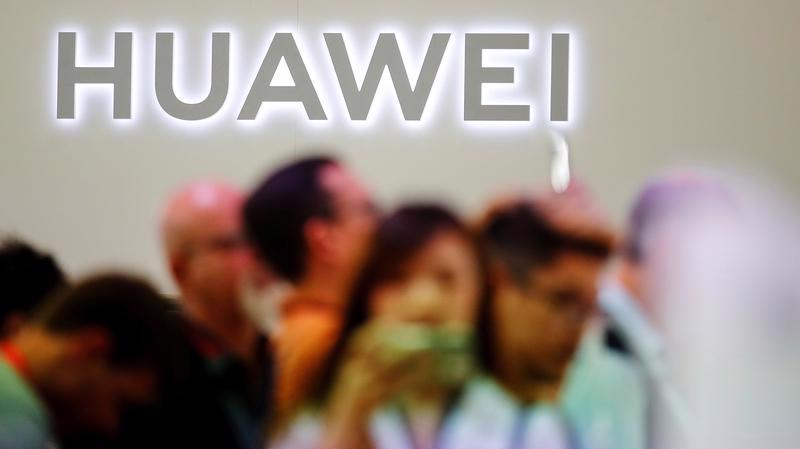 Các lệnh cấm vận cũng khiến Huawei buộc phải bán thương hiệu điện thoại giá rẻ Honor hồi tháng 11 năm ngoái - Ảnh: Reuters