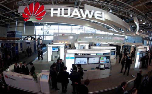 Huawei hiện là một trong những nhà sản xuất thiết bị viễn thông lớn 
nhất thế giới, và cũng là một trong một số ít các công ty công nghệ lớn 
dành hơn 10% doanh thu cho nghiên cứu và phát triển (R&amp;D). 