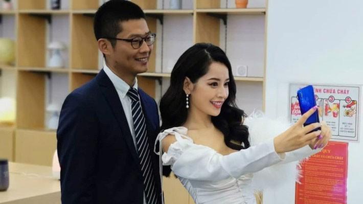Tân Tổng giám đốc Huawei CBG Việt Nam chụp ảnh cùng ca sĩ Chi Pu tại sự kiện khai trương cửa hàng mới của Huawei.