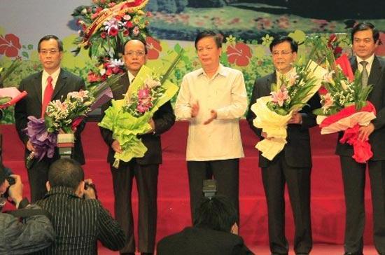 Bộ trưởng Bộ Xây dựng Nguyễn Hồng Quân chúc mừng ban lãnh đạo Tập đoàn Phát triển nhà và Đô thị tại lễ ra mắt.