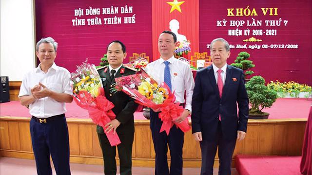 Lãnh đạo tỉnh Thừa Thiên Huế chúc mừng các cá nhân vừa được bầu vào chức vụ mới.