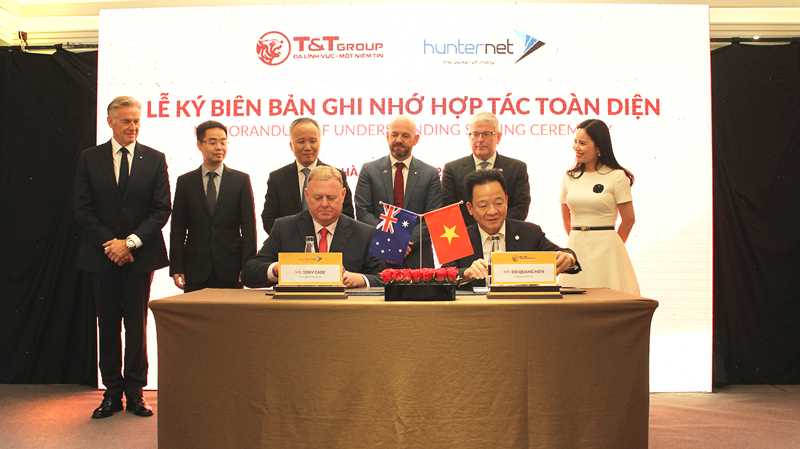 Chủ tịch HĐQT kiêm Tổng giám đốc Tập đoàn T&T Group Đỗ Quang Hiển và đại diện lãnh đạo Hiệp hội Doanh nghiệp HunterNet (Australia) ký kết Biên bản ghi nhớ hợp tác toàn diện ngày 9/11/2018.