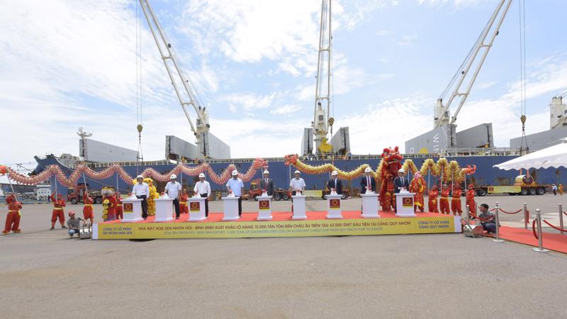 Tập đoàn Hoa Sen trở thành doanh nghiệp đầu tiên ở Việt Nam xuất khẩu lô hàng 15.000 tấn Tôn đến châu Âu tại Cảng Quy Nhơn, Bình Định.