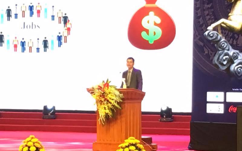 TS. Huỳnh Thế Du trình bày về vai trò của doanh nhân trong xã hội hiện đại.