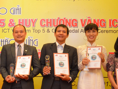 Ông Nguyễn Hồng Minh (ngoài cùng bên trái), Giám đốc Trung tâm Điện toán
 Truyền số liệu VDC2, đại diện công ty VDC nhận giải đơn vị công nghệ 
thông tin - truyền thông hàng đầu Việt Nam.