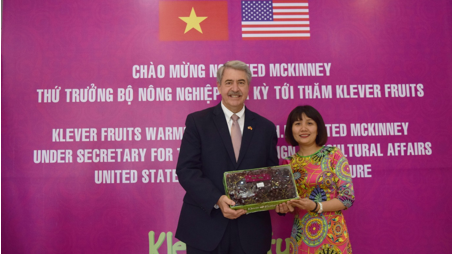 Ông Ted McKinney -Thứ trưởng phụ trách Thương mại và Đối ngoại Bộ nông nghiệp Hoa Kỳ và bà Đinh Thị Ngọc Thủy, Phó giám đốc điều hành Klever Fruits.