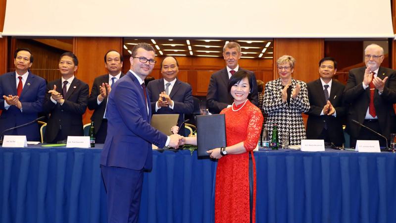 Lễ ký kết và trao đổi Biên bản ghi nhớ giữa hãng hàng không Bamboo Airways và đơn vị vận hành Sân bay quốc tế Praha với sự chứng kiến của Thủ tướng Chính phủ Nguyễn Xuân Phúc và Thủ tướng Cộng hòa Séc Andrej Babiš.