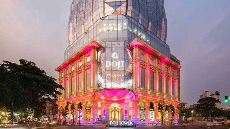 DOJI là một trong số ít các doanh nghiệp có hệ thống trung tâm vàng bạc trang sức phủ khắp 63 tỉnh thành, sở hữu các thương hiệu tên tuổi.