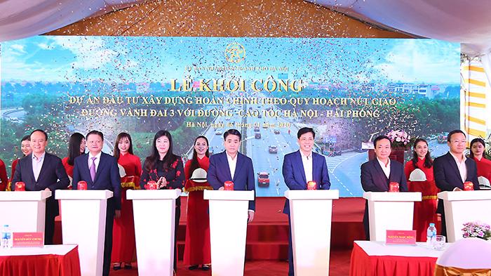 Lãnh đạo Bộ Giao thông Vận tải và UBND thành phố Hà Nội ấn nút khởi công dự án.