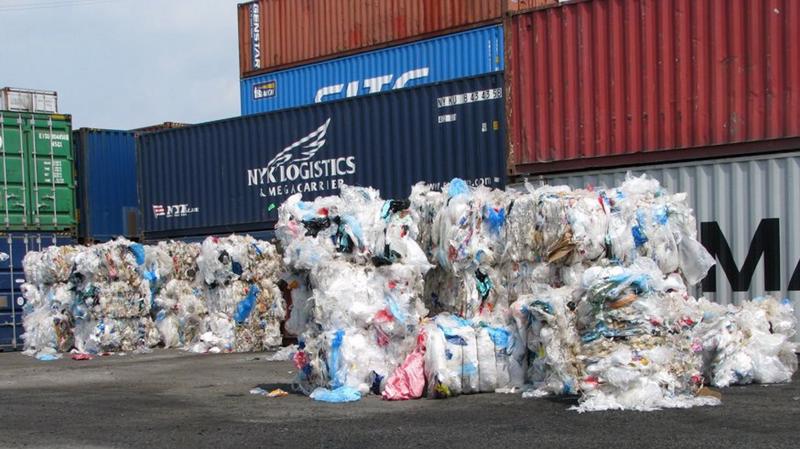 Nhập phế liệu để tái chế thành nguyên liệu sản xuất mang lại hiệu quả kinh tế cao, vì vậy nhiều doanh nghiệp đẩy mạnh nhập khẩu phế liệu. 