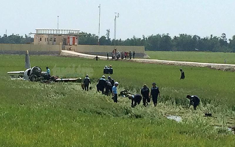 Hiện trường rơi máy bay quân sự tại Phú Yên khiến một học viên phi công tử nạn - Ảnh: TT.<br>