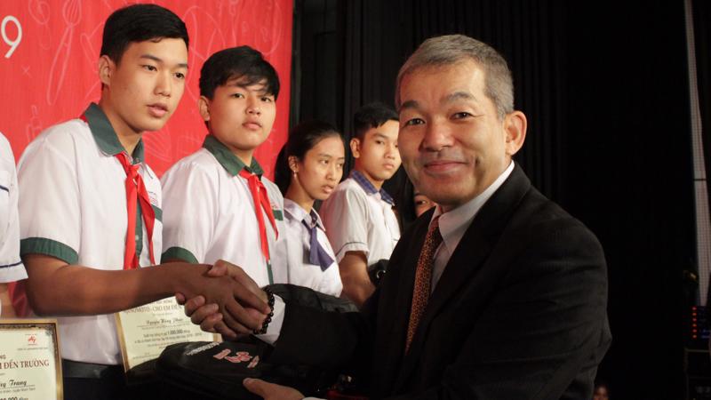 Ông Keiji Kaneko, Tổng giám đốc Công ty Ajinomoto Việt Nam trao học bổng “Cho em đến trường” cho các em học sinh.