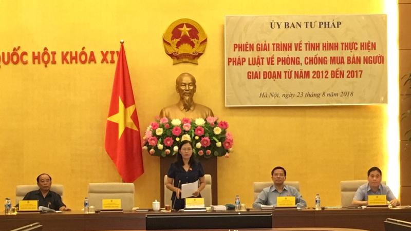 Chủ nhiệm Uỷ ban Tư pháp Lê Thị Nga điều hành phiên giải trình.